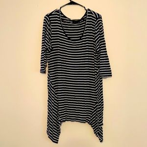 Black and white stripe long shirt with mid length arms.